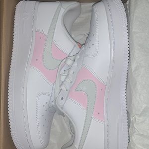 WOMEN'S NIKE AIR FORCE 1 '07 SE Size 6 Women’s